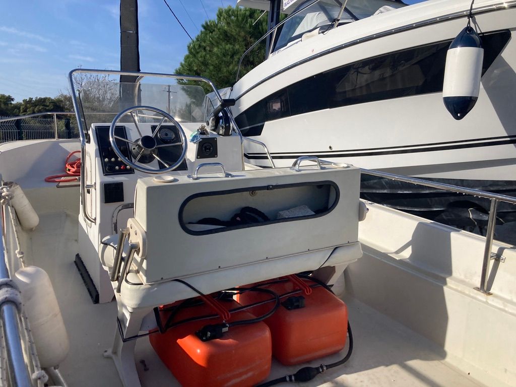 slider 11 Boston Whaler  17 Montauk